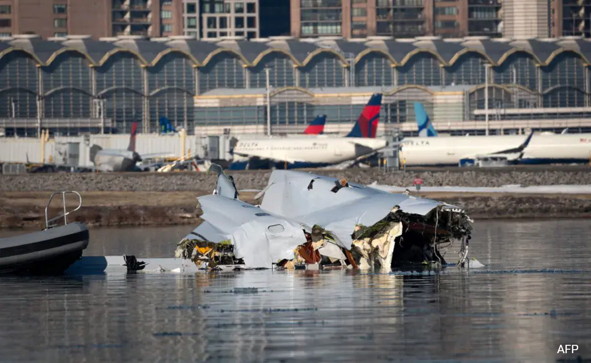 Mid-Air Tragedy: American Airlines Regional Jet Collides with U.S. Army ...